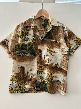 Vintage 1960’s-70’s Poly Crepe Hawaiian Resort Shirt Men’s Size Small